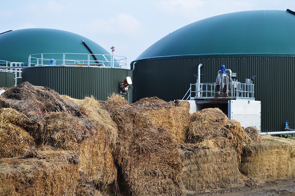 Bioabfall vor einer Biogasanlage
