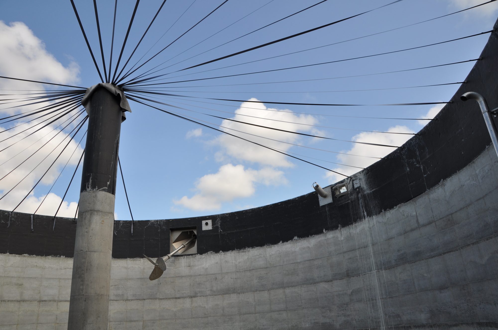 Blick in einen leeren Fermenter mit Tragluftdach und Rührwerk