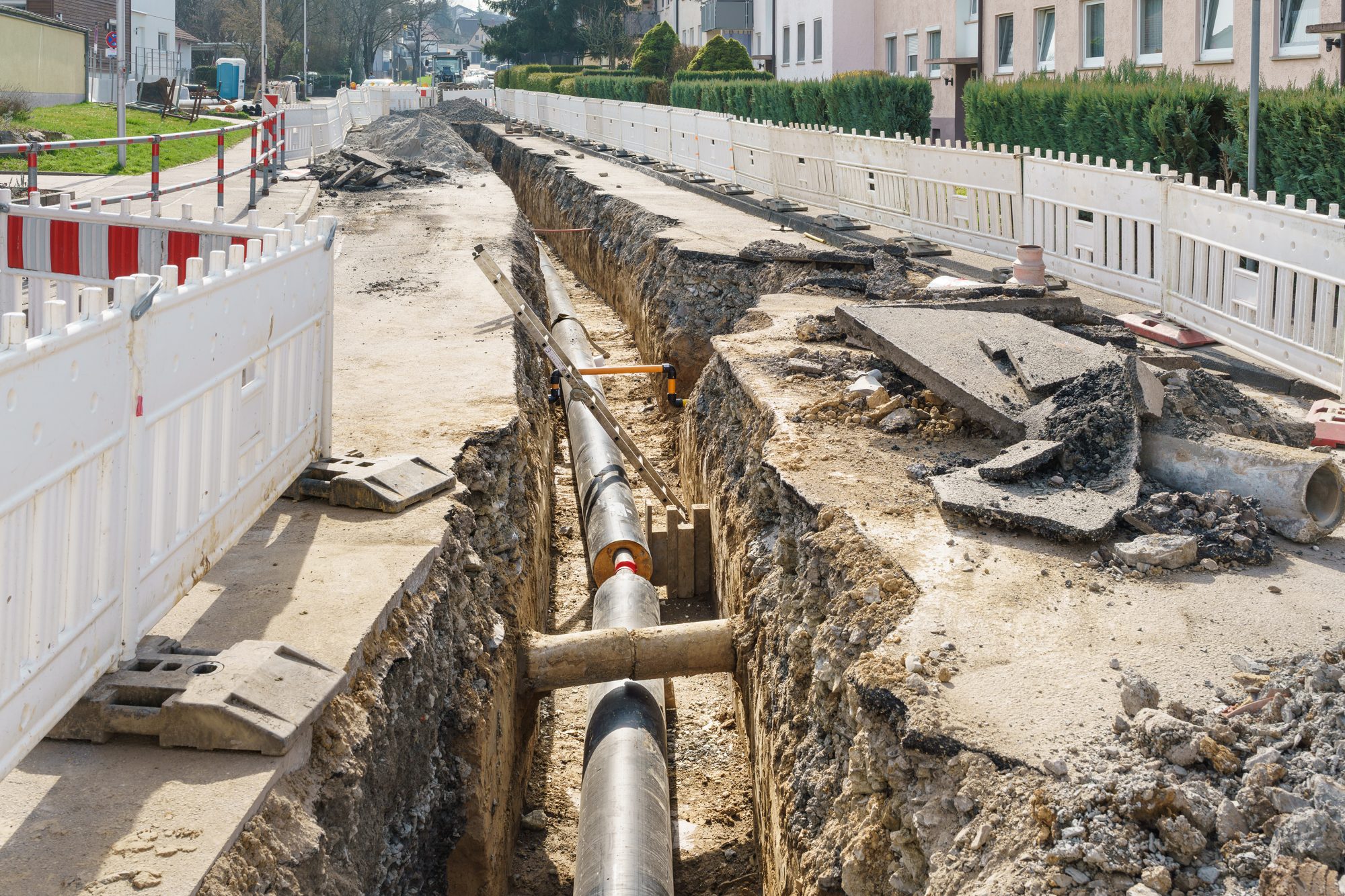 Gedämmte Fernwärmeleitung im offenen Graben einer Ortsstraße